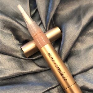 Medium-dark under eye concealer No. 5